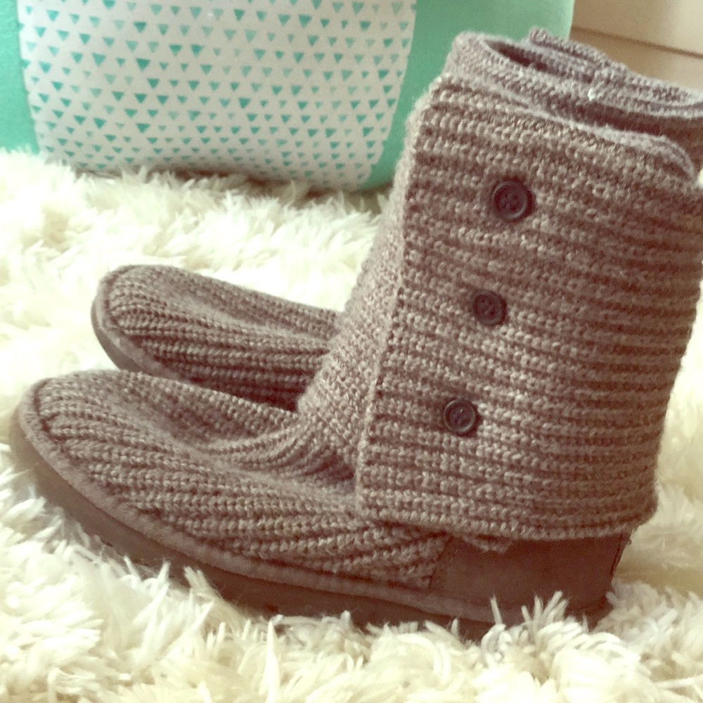 Gray UGG boots. Knit material.